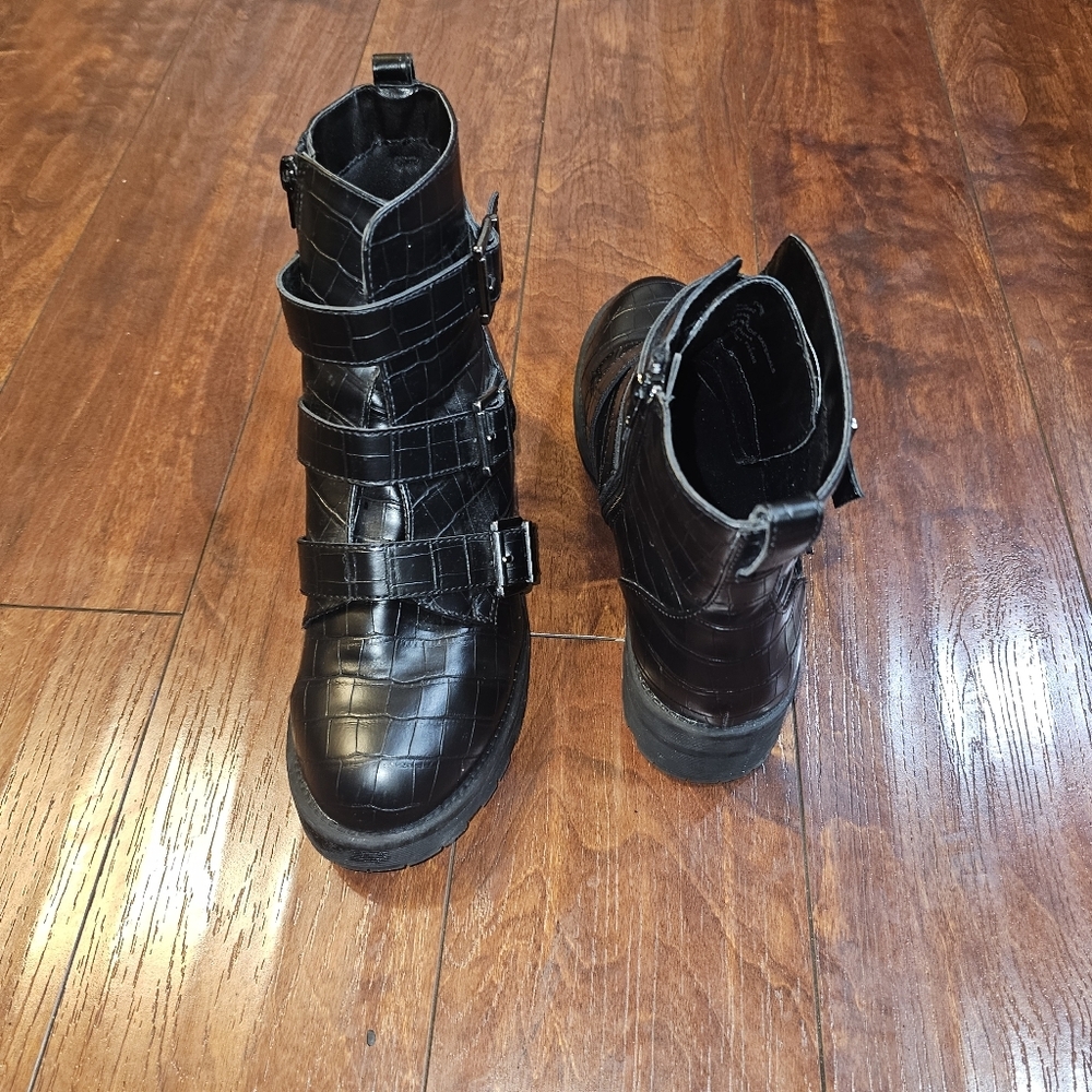 NWT Arizona Jean Co. Croco embossed Ankle Boots, Size 9.5 - Picture 4 of 5